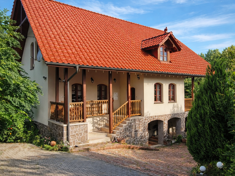 Piekny duzy dom z duzą działką (54ar)